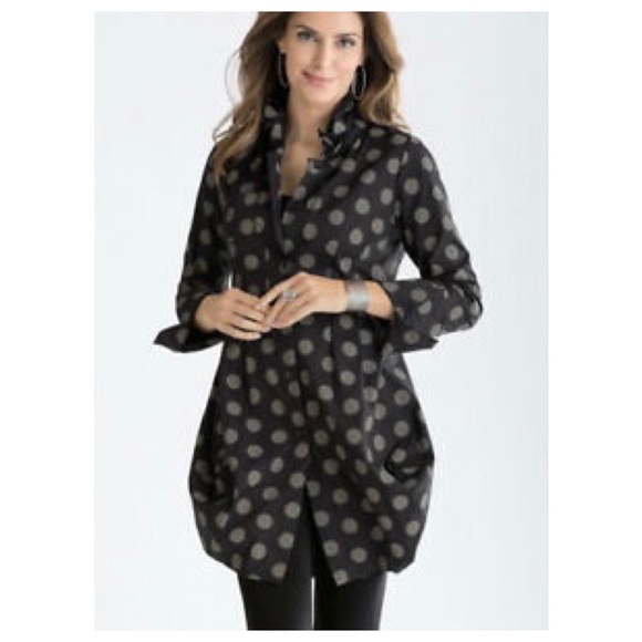 COMFY USA Tokyo Shirt, Gray and Black Polka Dots, Bubble Hem, Size Medium